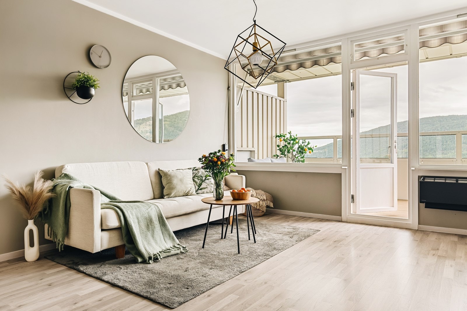 Leiligheten oppleves som lys og luftig med store vindusflater som slipper inn godt med naturlig lys. Galleribilde