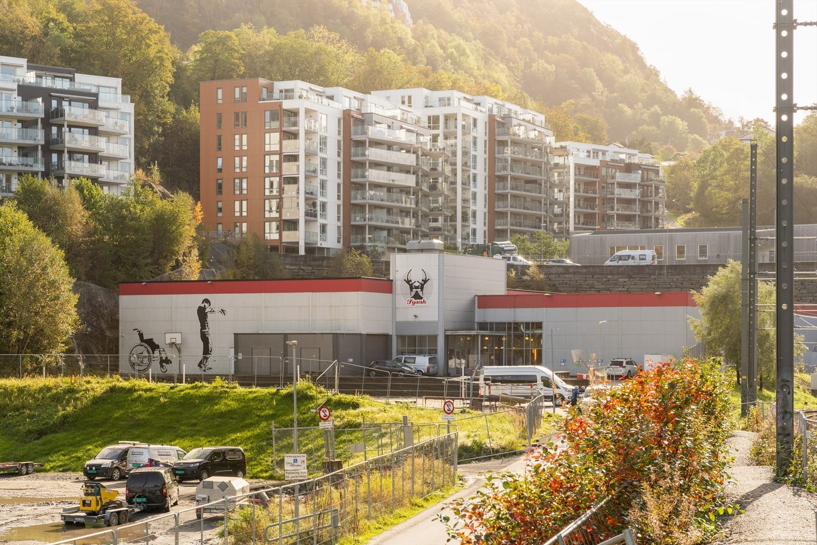 Mange idrettsanlegg/fritidstilbud som Fysakhallen, Bergenshallen, Turnkassen, Bergen Tennis Arena, Brann Stadion, Nymarks anlegget og Haukelandshallen. Galleribilde