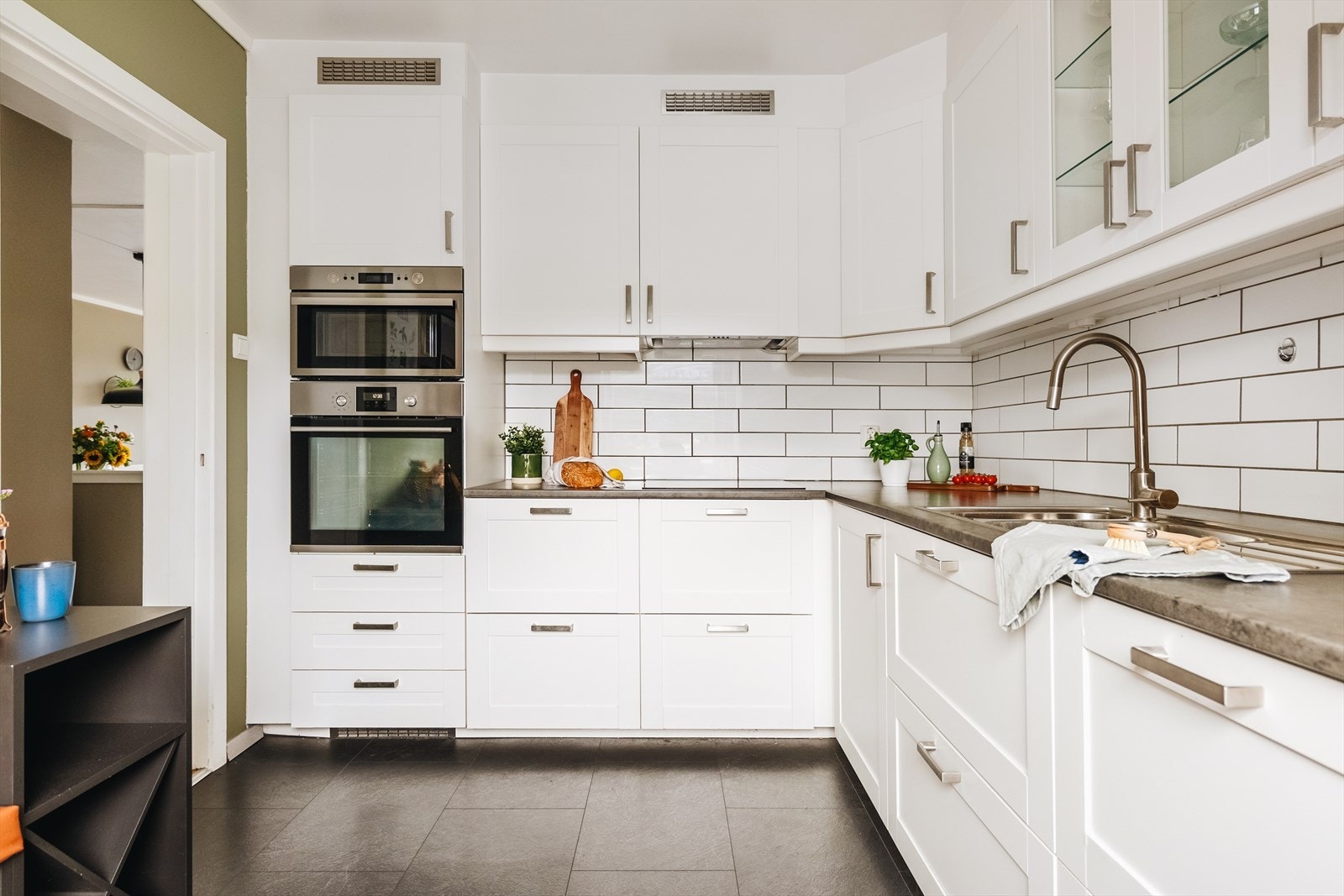 Lekker kjøkkeninnredning fra 2016 med profilerte fronter, ett overskap med glassfront og laminat benkeplate. Galleribilde