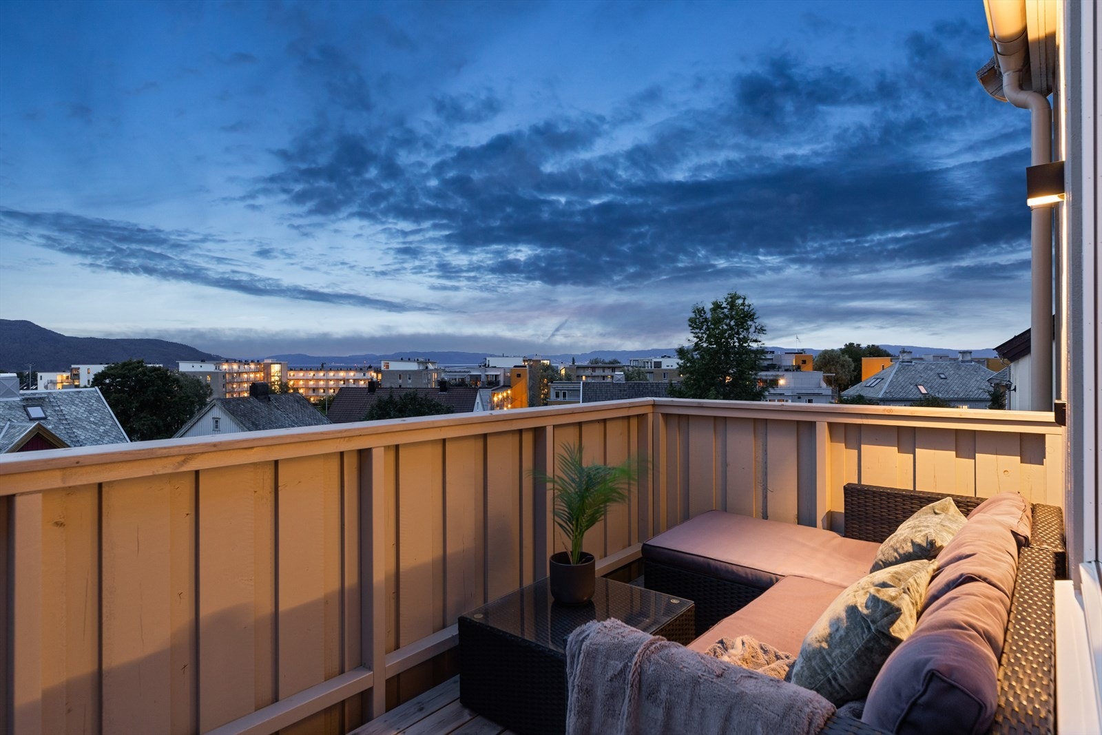 Boligen har en førsteklasses beliggenhet på Rosenborg/Tyholt, et ettertraktet område som kombinerer ro og urban nærhet. Galleribilde