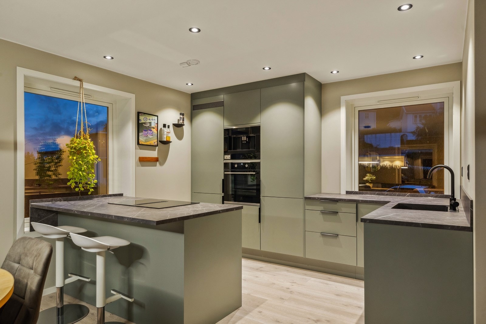 Det er integrerte hvitevarer - legg særlig merke til integrert kaffemaskin og ikke minst platetopp med nedfelt ventilator. Galleribilde