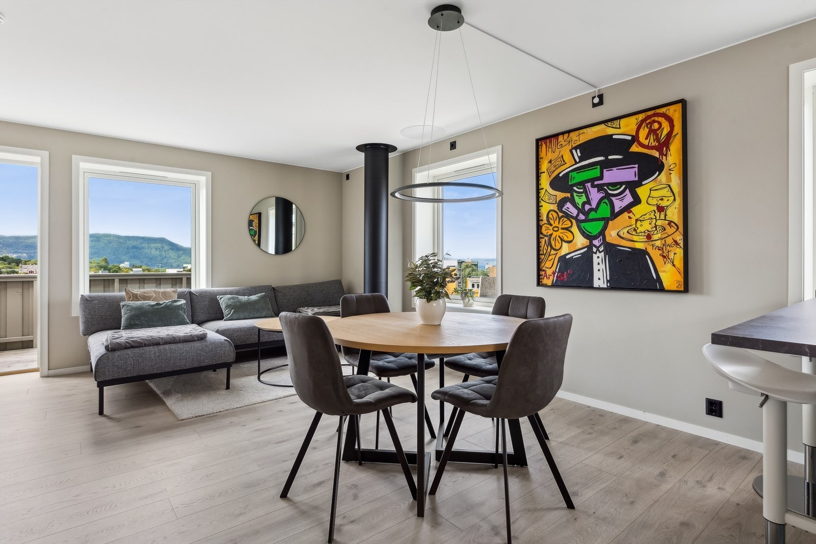 Hjertet i leiligheten er naturligvis den åpne stue- og kjøkkenløsningen på 32 m². Galleribilde