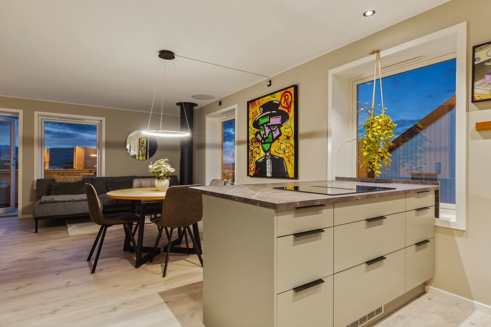 Kjøkkenet er nytt fra 2022 (TG1) og er levert av Sigdal. Galleribilde