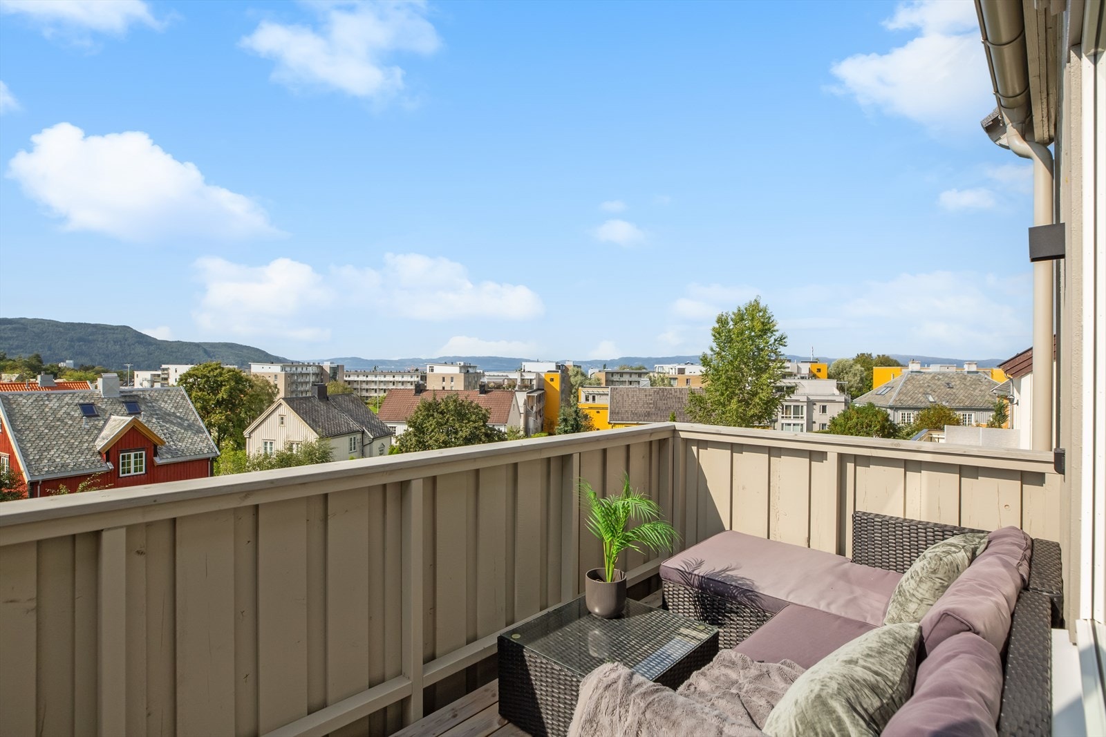 Fra stuen er det langstrakt utsikt og sol stort sett hele dagen! Galleribilde