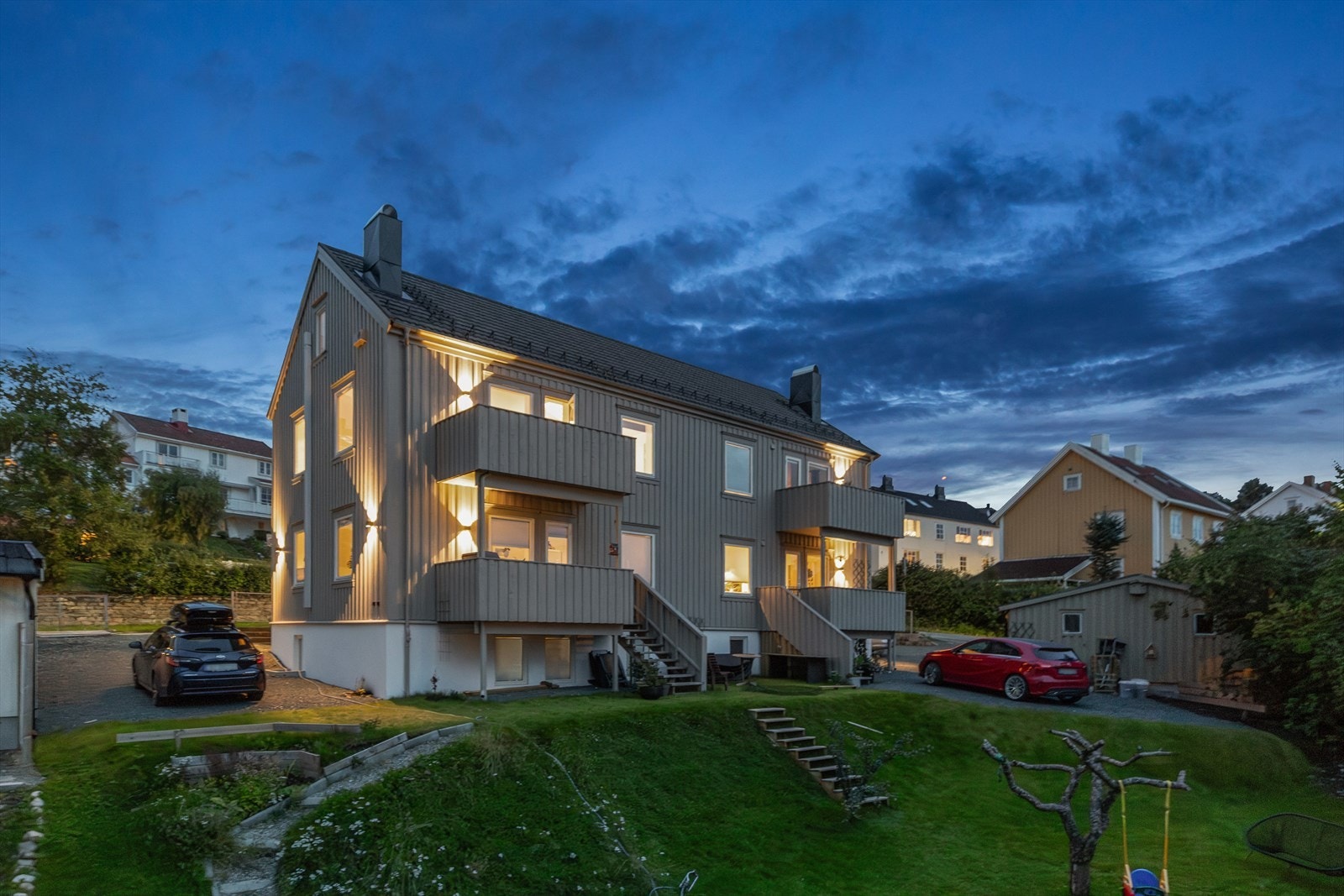 Leiligheten strekker seg over 2. etasje og loft i en modernisert firemannsbolig som fremstår i meget god stand. Det samme gjør selve leiligheten og alle rom er totaloppusset i 2022. Galleribilde