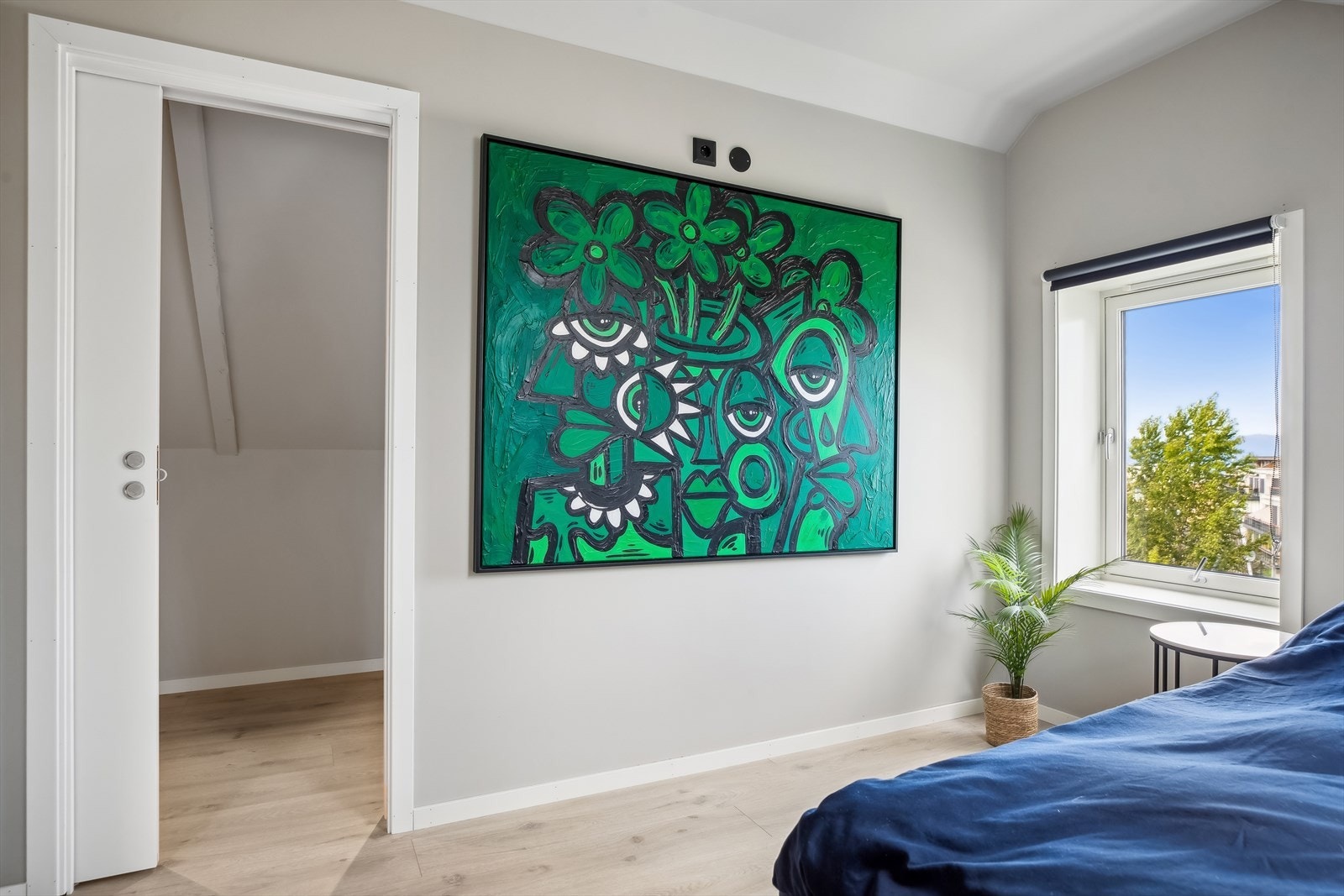 Begge rommene er enkle å innrede, men hovedsoverommet blir naturlig nok på loftet hvor man har både garderoberom (ikke målbart) og gang/trapperom som fungerer ypperlig som kontor. Galleribilde