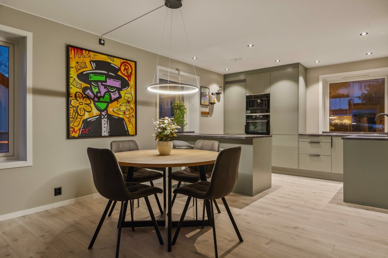 Stuen har gode innredningmuligheter og både sofakrok og spisestue har en naturlig sone. Galleribilde