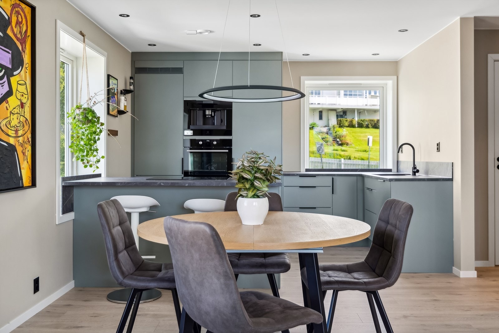 Kjøkkeninnredning fra Sigdal med glatte fronter og laminat benkeplate. Kjøkkenventilator med kullfilter. Gulvvarme på kjøkken og stue. Galleribilde