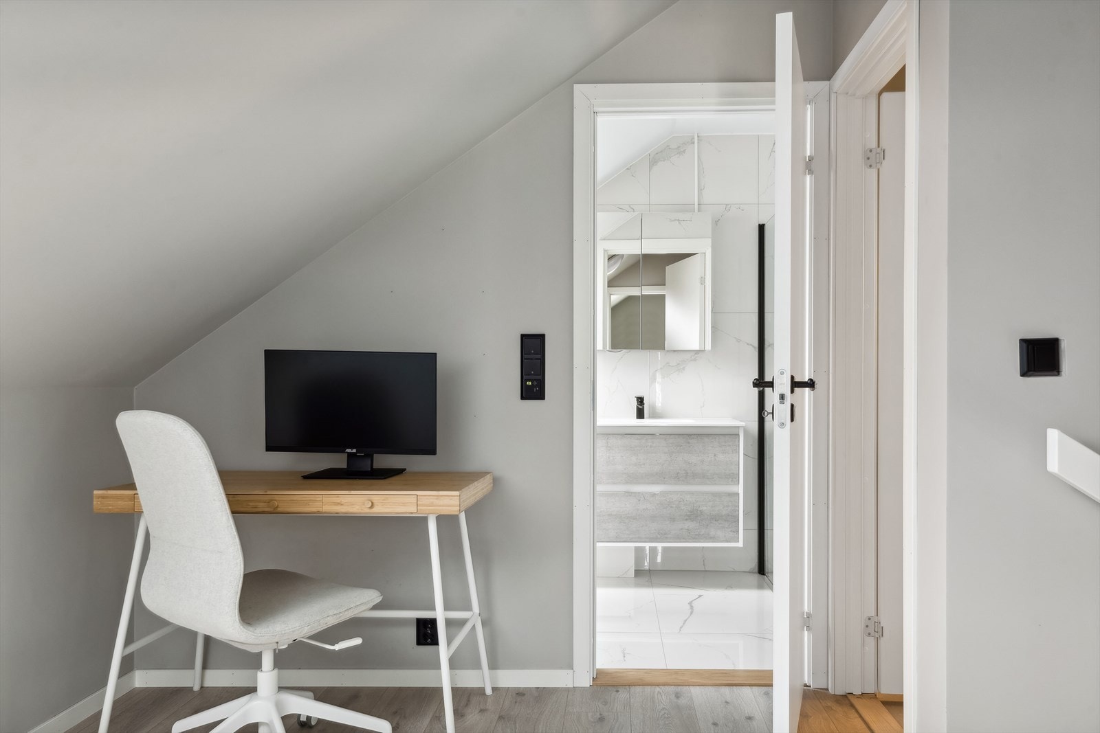 På loftet er det rom for å etablere kontorløsning. Galleribilde