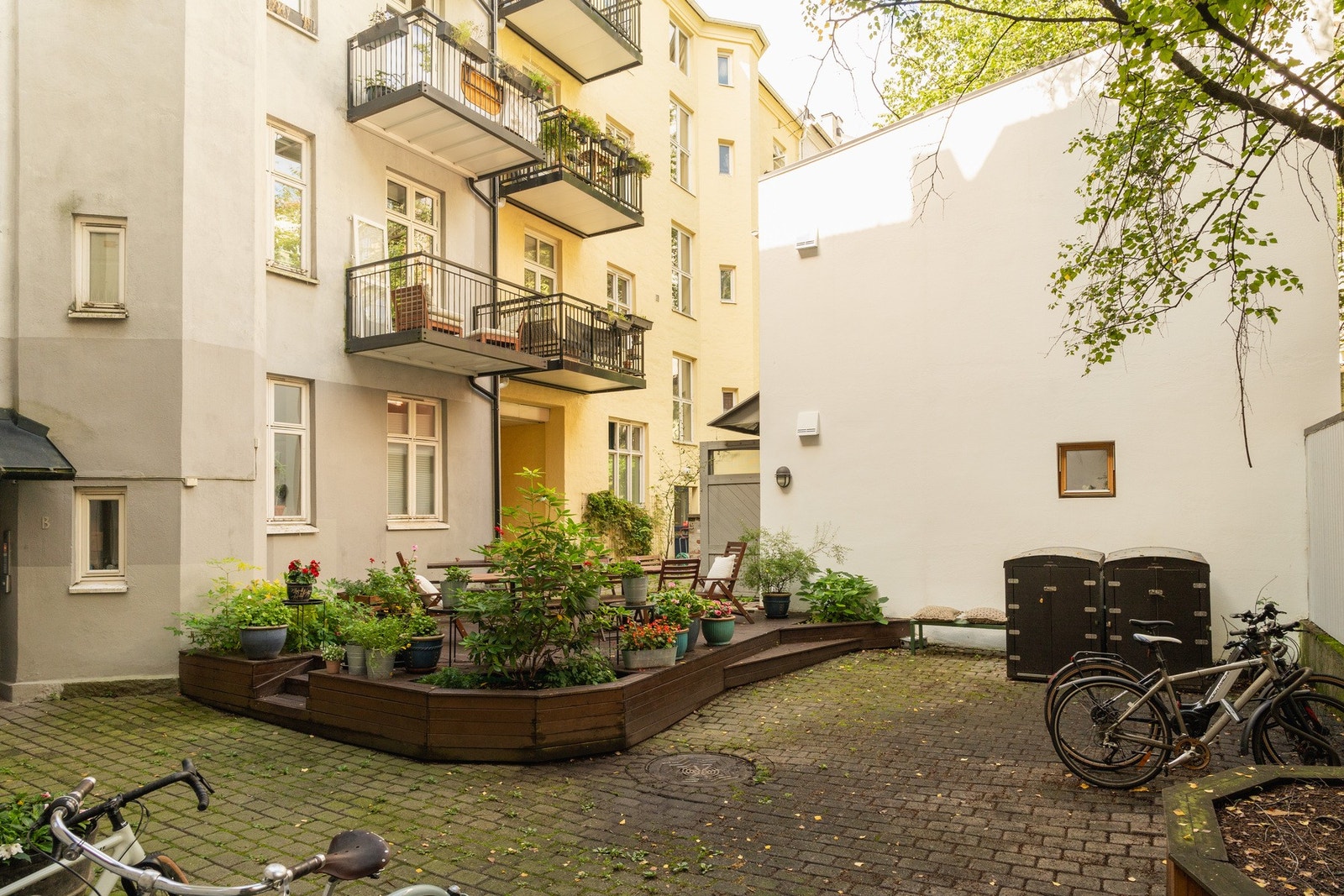 Det er satt ut flere sittebenker både i bakgården og på takterrassen. Galleribilde