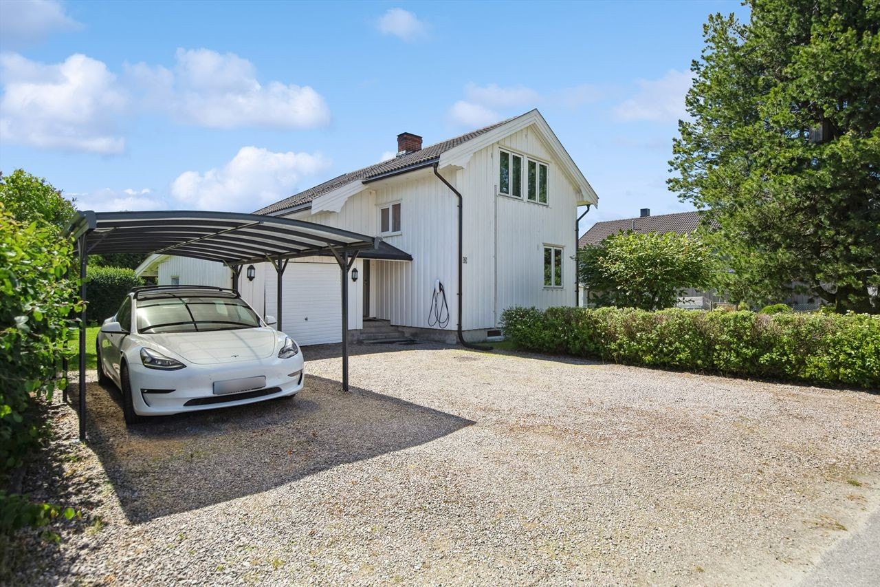 Hyggelig eiendom med inntilbygget garasje og frittstående carport Galleribilde