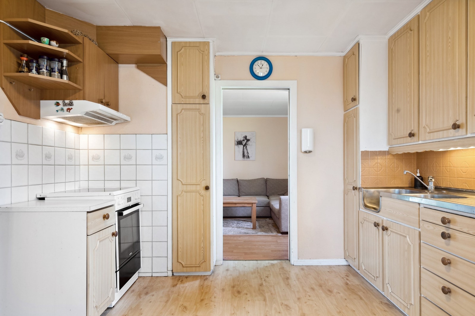 Kjøkkenet er fra byggeår og har enkel innredning Galleribilde