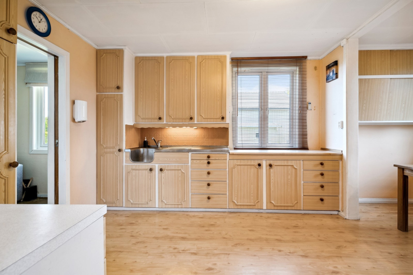 Kjøkkenet har god med oppbevaringsplass Galleribilde