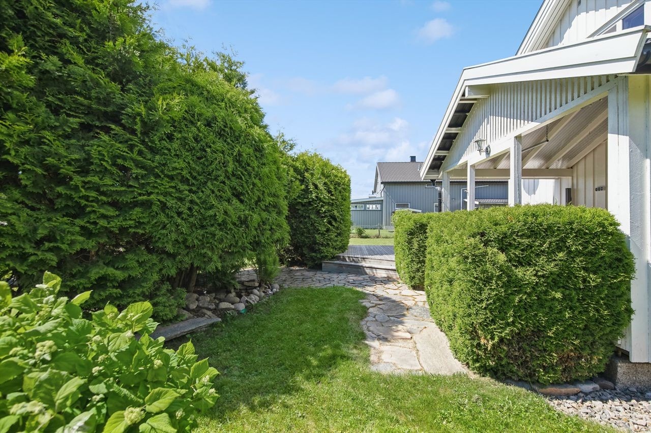 Fasade og hage Galleribilde