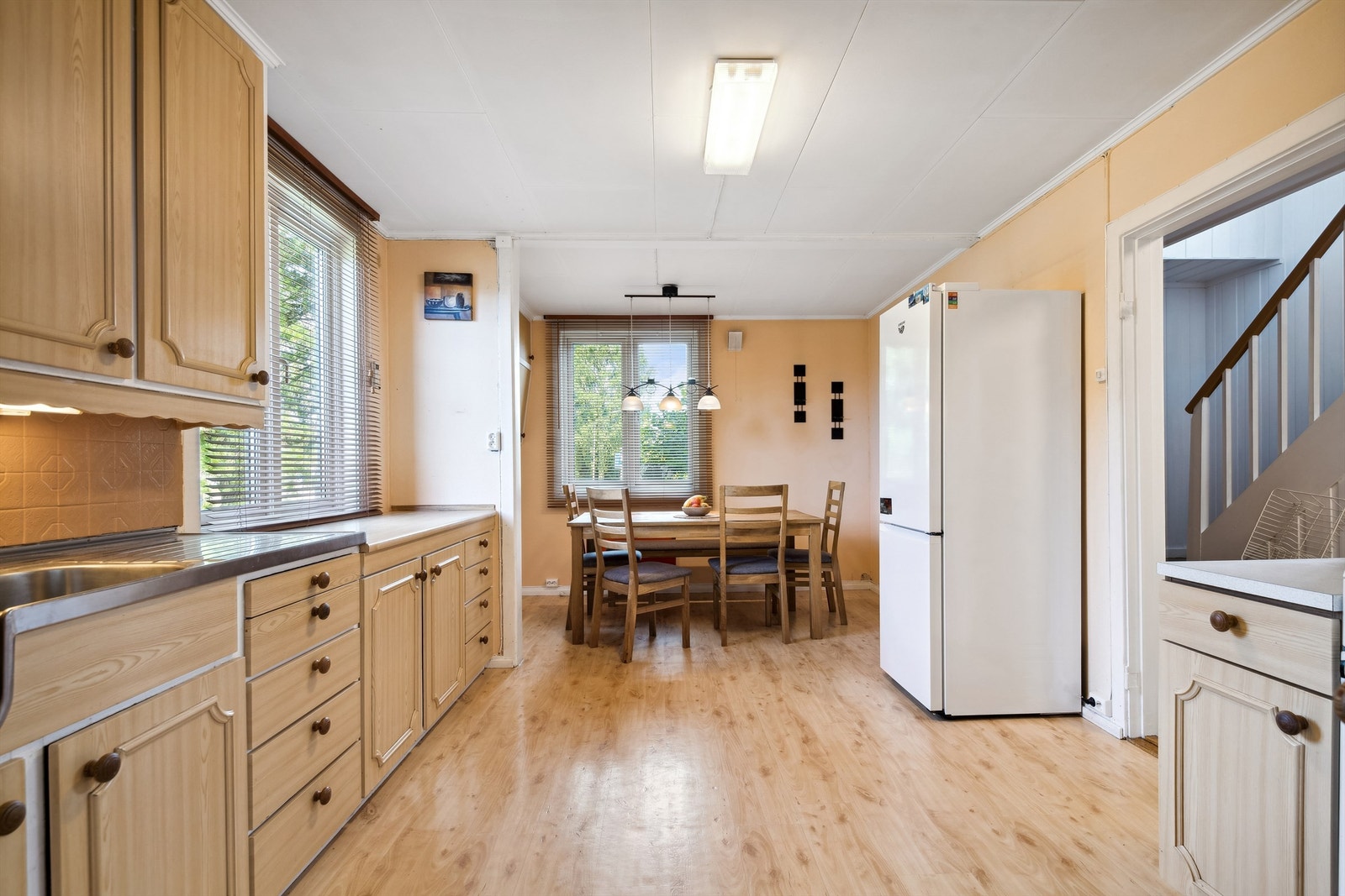 Fin plass til spisebord i kjøkkenet Galleribilde