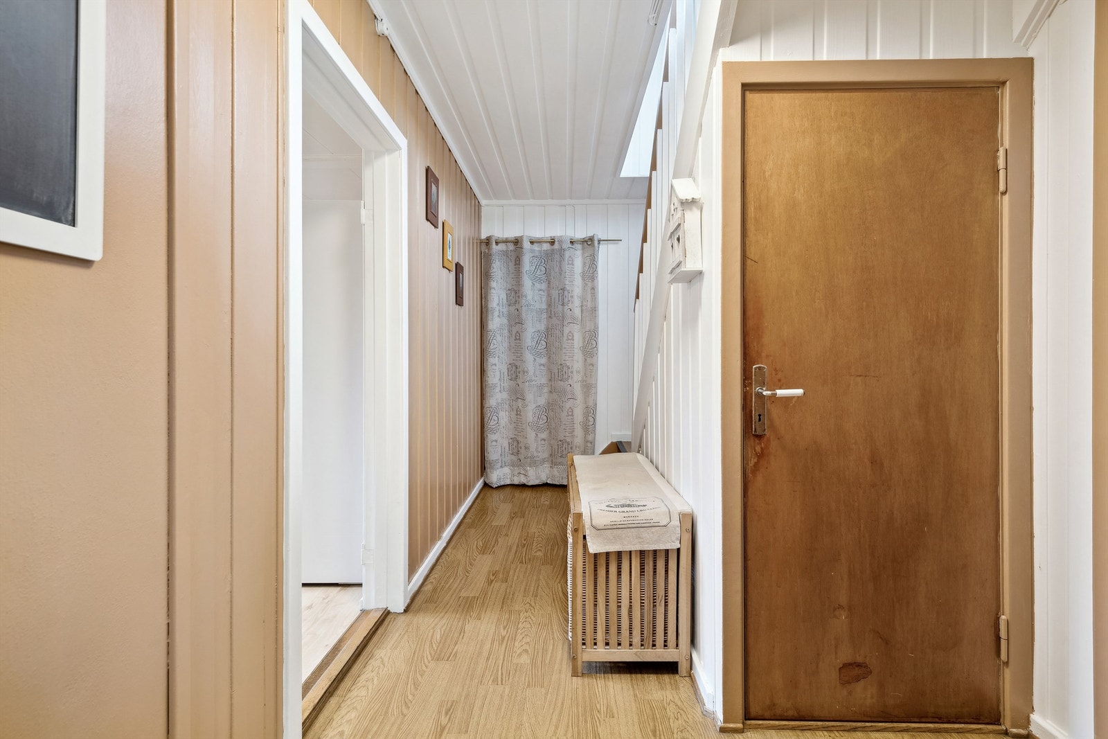 Fra gangen er det trapp ned til kjeller og trapp opp til 2. etasje Galleribilde