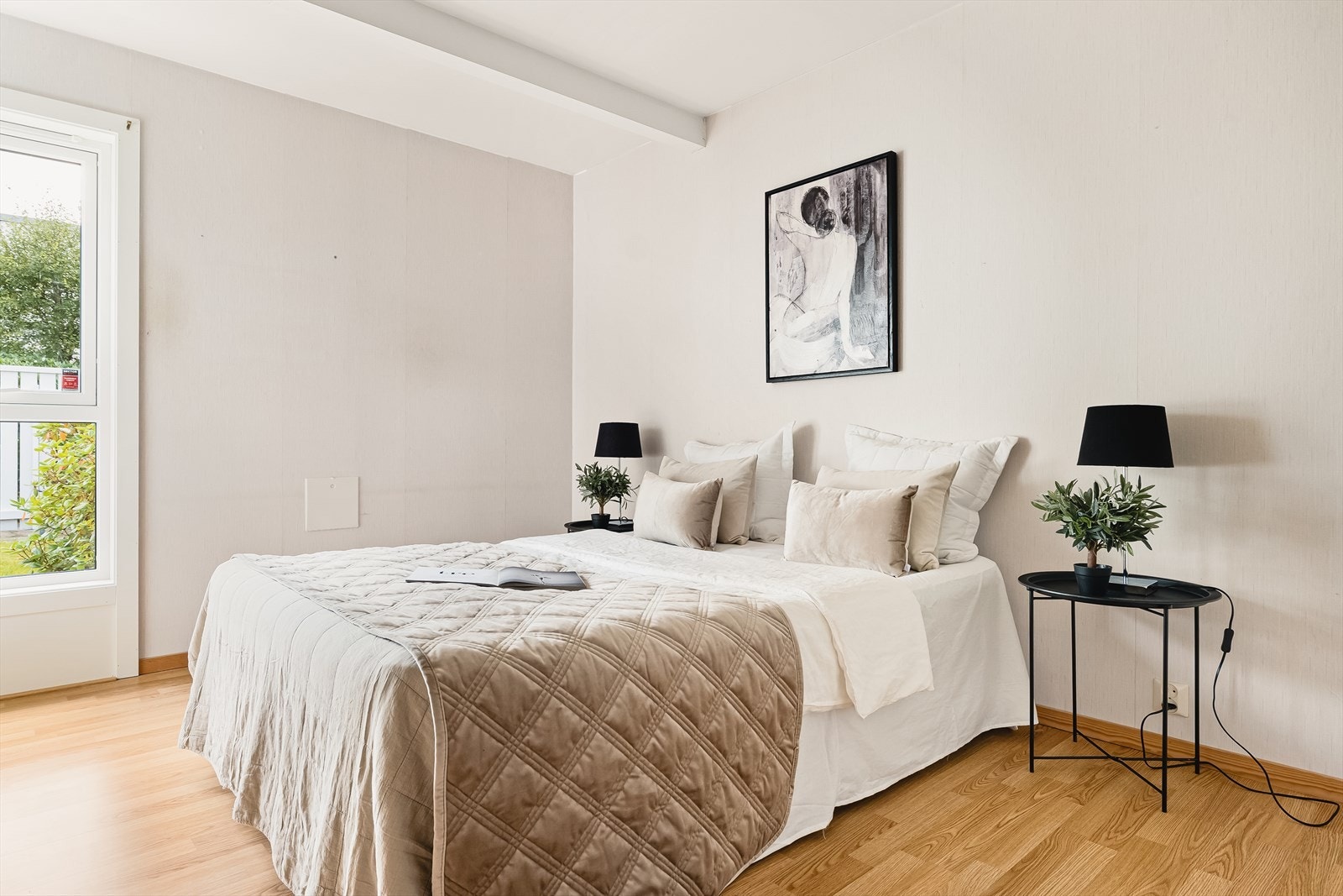 Hovedsoverom med garderobe og utgang til terrasse og hage Galleribilde