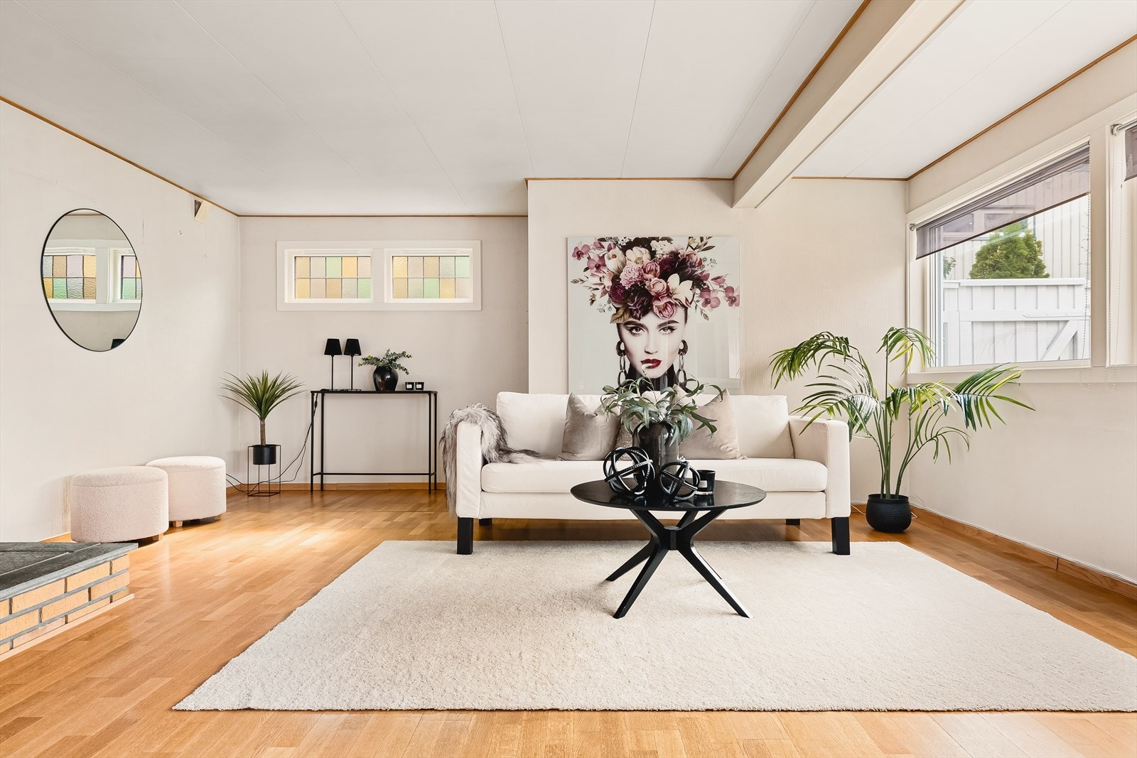 Stue med store vindusflater og godt naturlig lys. Galleribilde