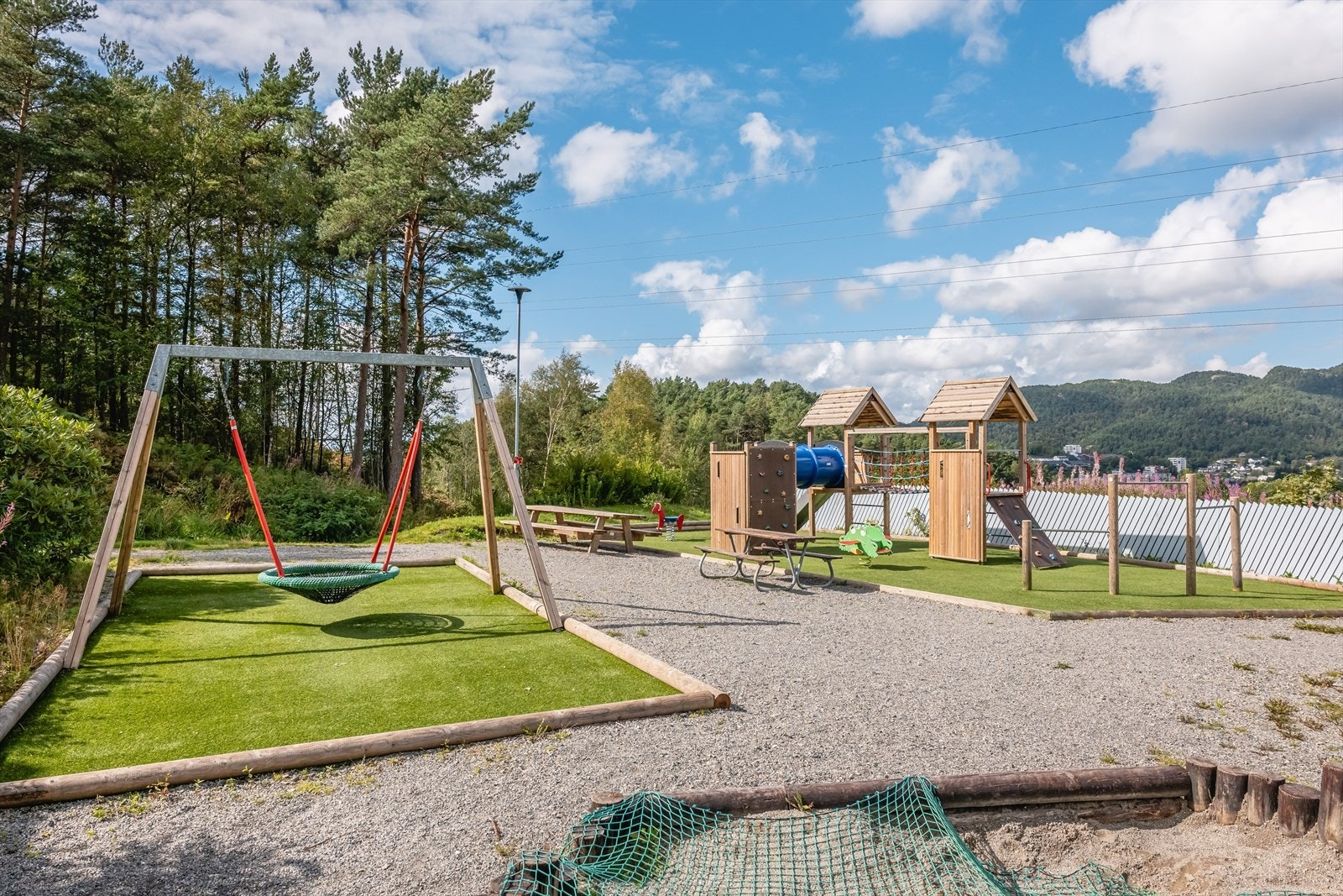 ca 40 meter fra boligen er det en nyere lekeplass for borettslaget. Her er det fine friarealer med plener og en skog. Galleribilde
