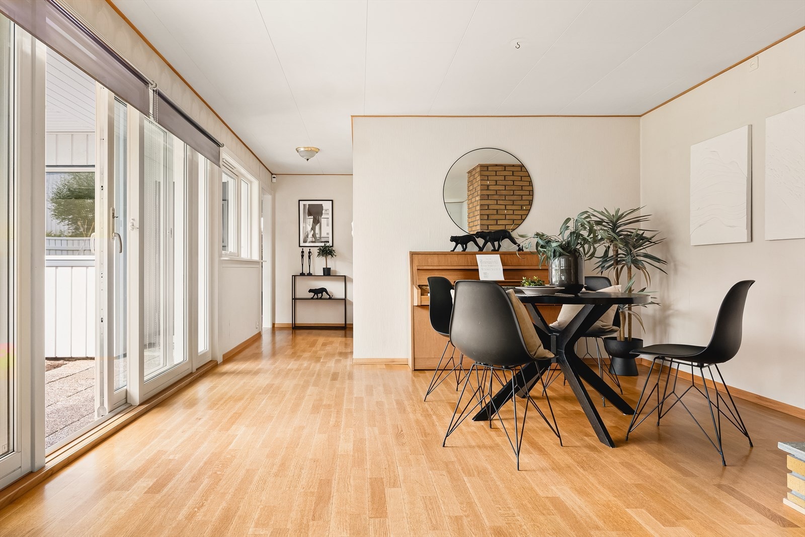Utgang til terrasse og hage via skyvedør Galleribilde