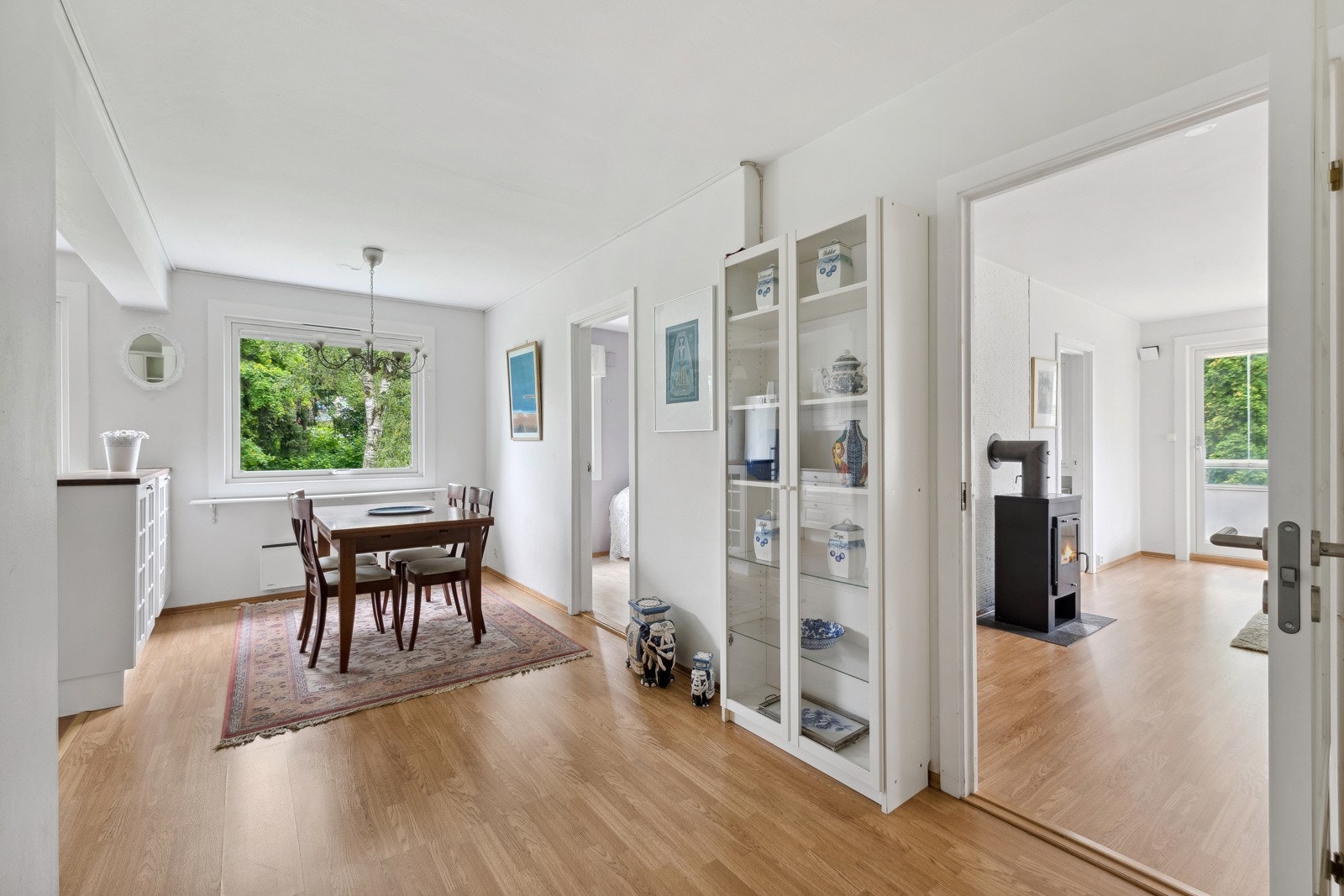 Spisestue og stue. Galleribilde