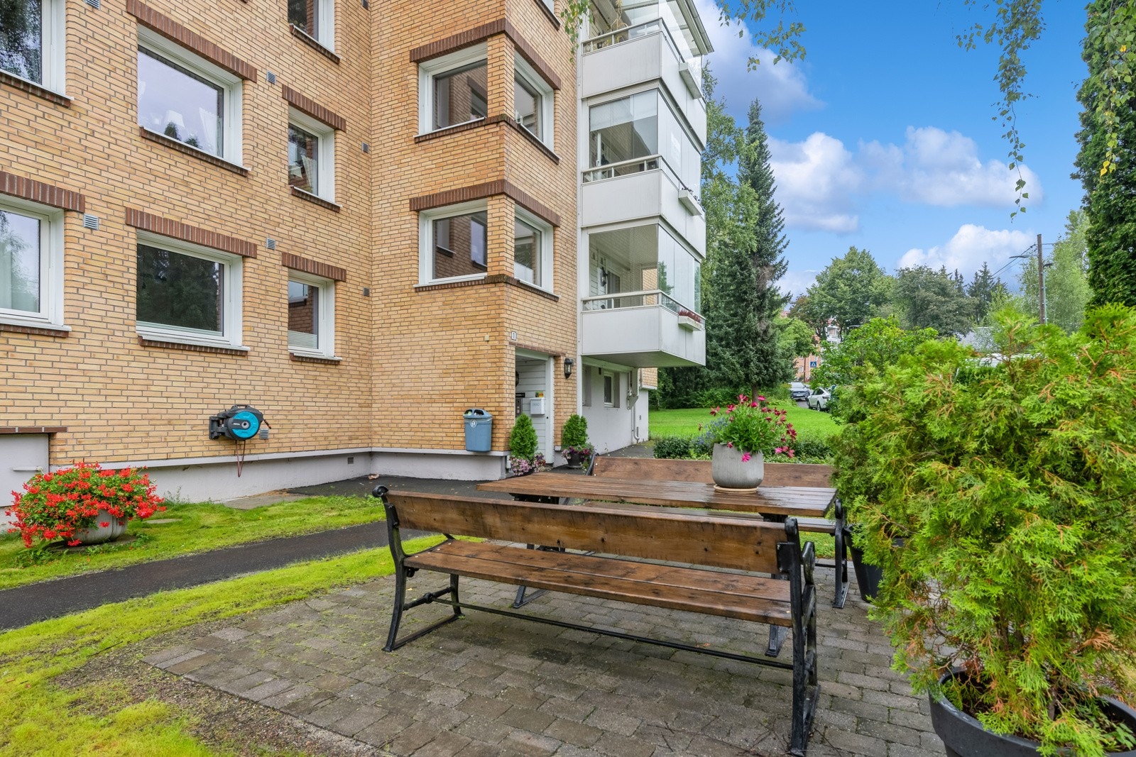 Fin sittegruppe ved inngangspartiet. Galleribilde
