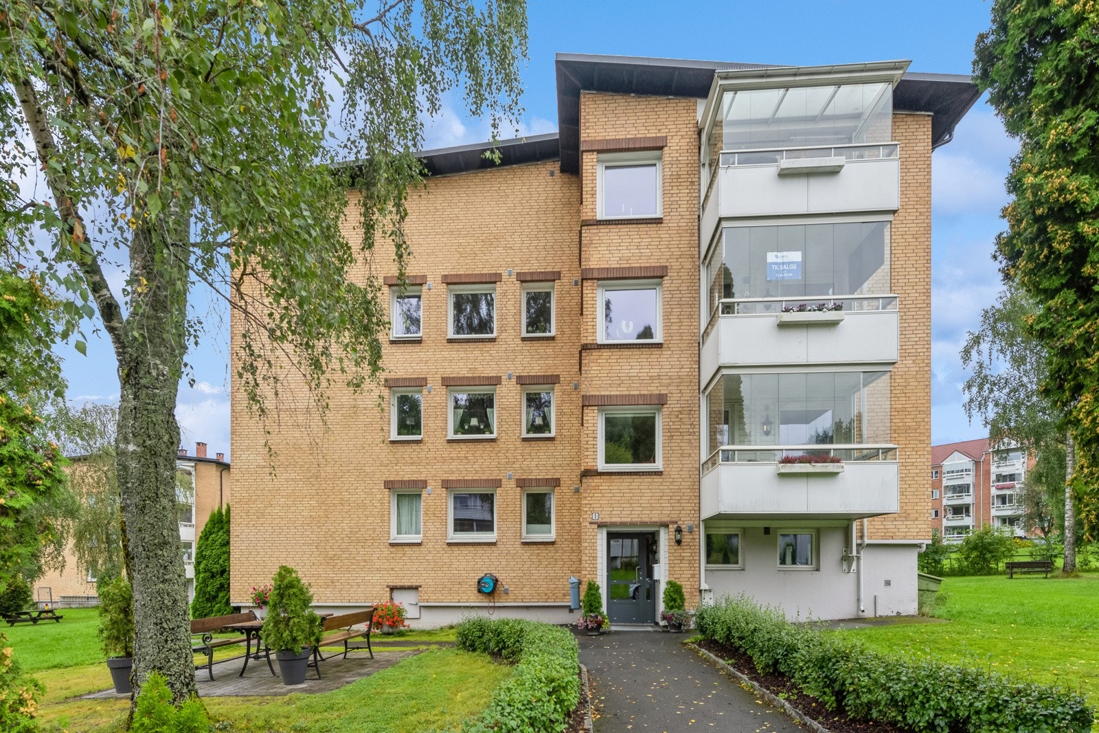 Fasade med inngangsparti. Galleribilde