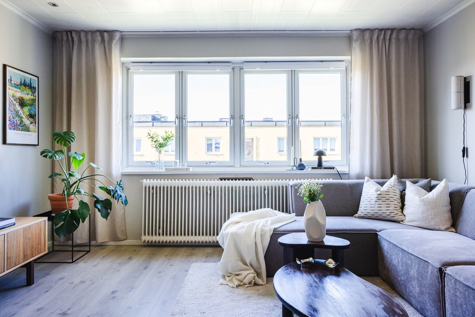 - Store vindusflater kombinert med lyse, moderne farger gir en luftig og fin atmosfære - Galleribilde