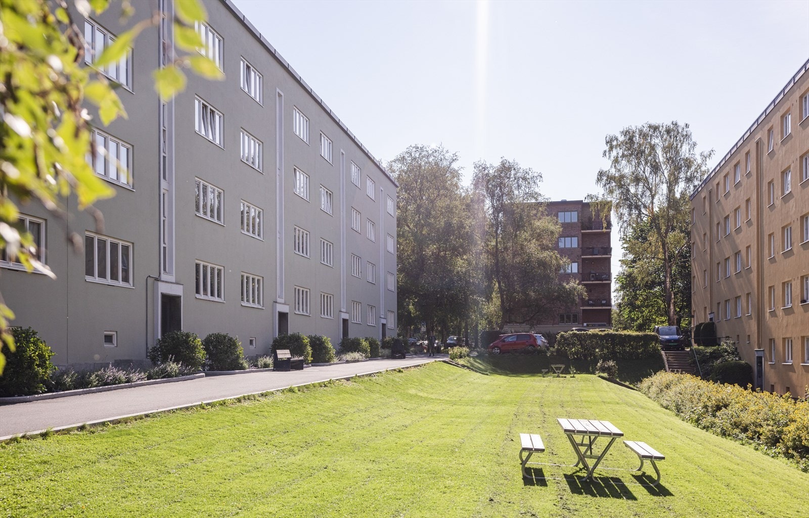- Meget ryddig borettslag med god vedlikeholdshistorikk. I tillegg har borettslaget parkeringsplasser på baksiden til utleie - Galleribilde