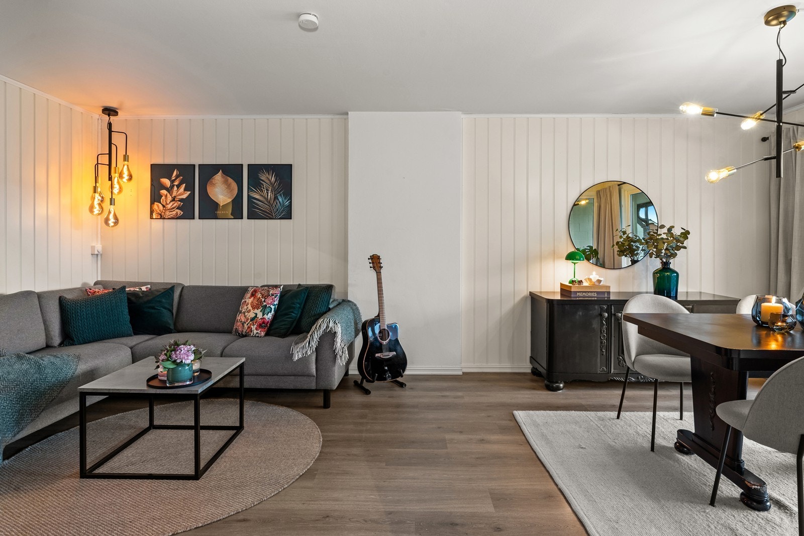 Lys og trivelig stue med god plass til både salong og spisemøblement. Galleribilde