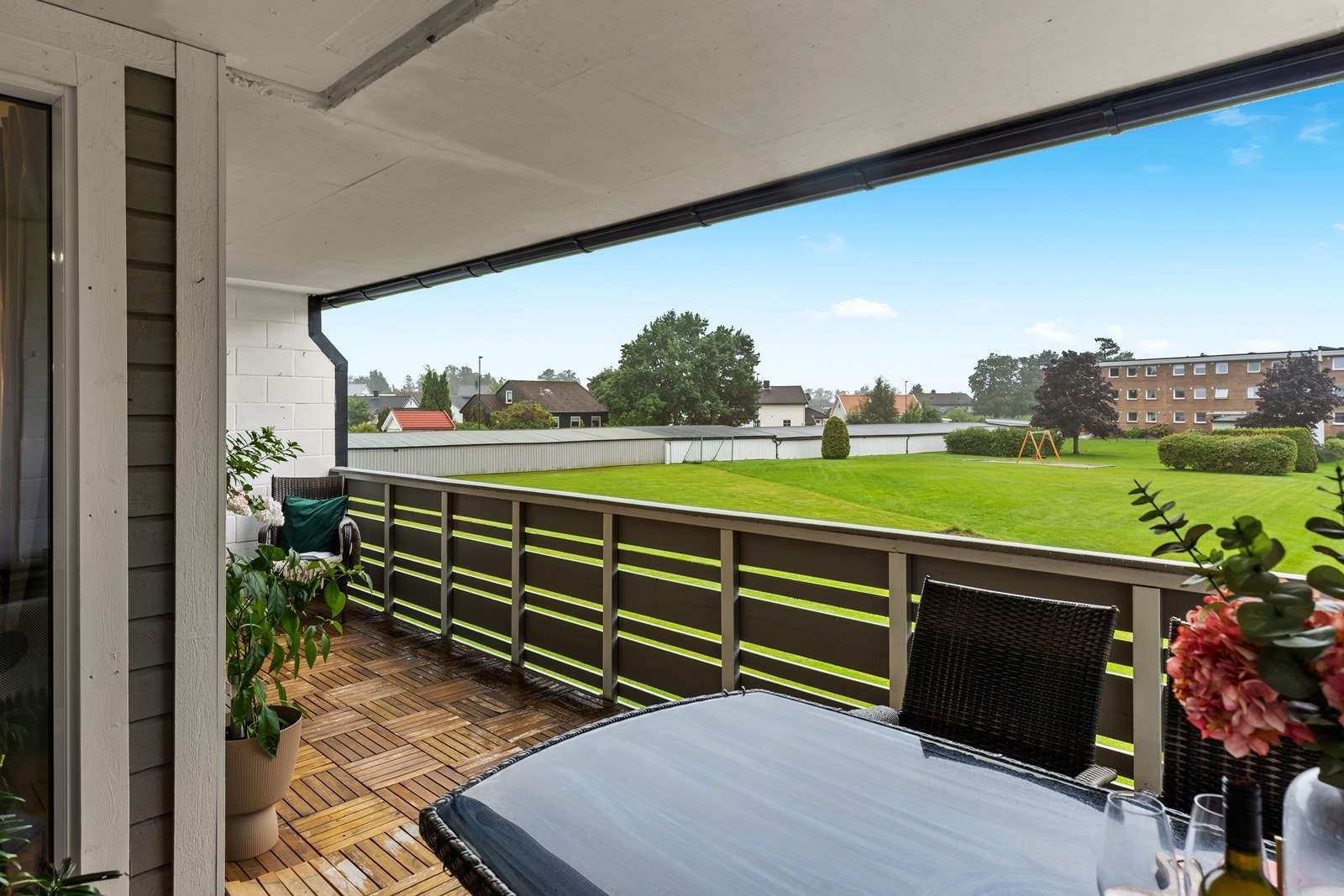 Det er store grøntarealer mellom bebyggelsen. Borettslagstomten er pent opparbeidet med gress og beplantning og gir et meget godt inntrykk. Galleribilde