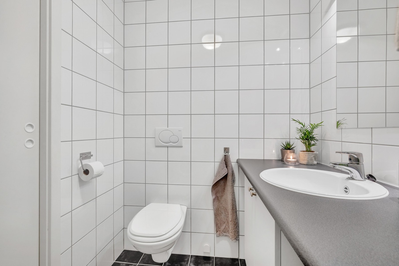 Baderommet har elektriske varmekabler i gulvet. Galleribilde