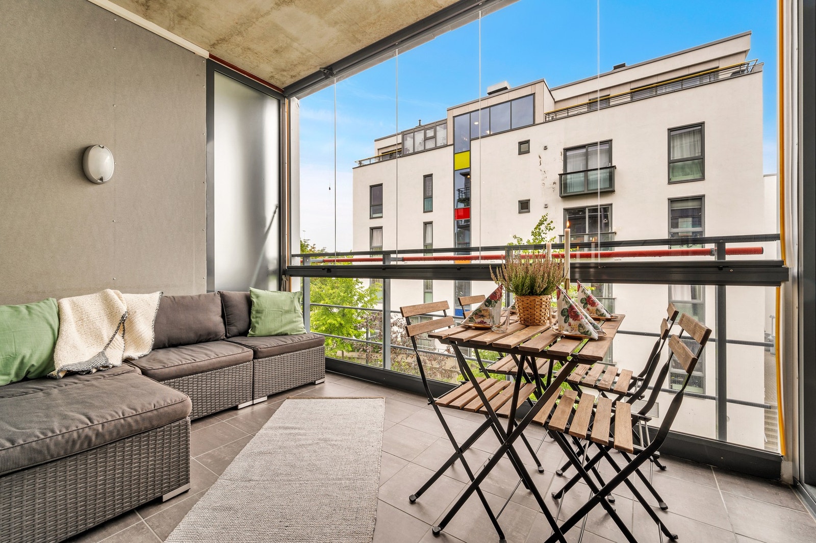 Leiligheten har en ypperlig beliggenhet i byggets 2.etasje, og har en flott balkong. Galleribilde