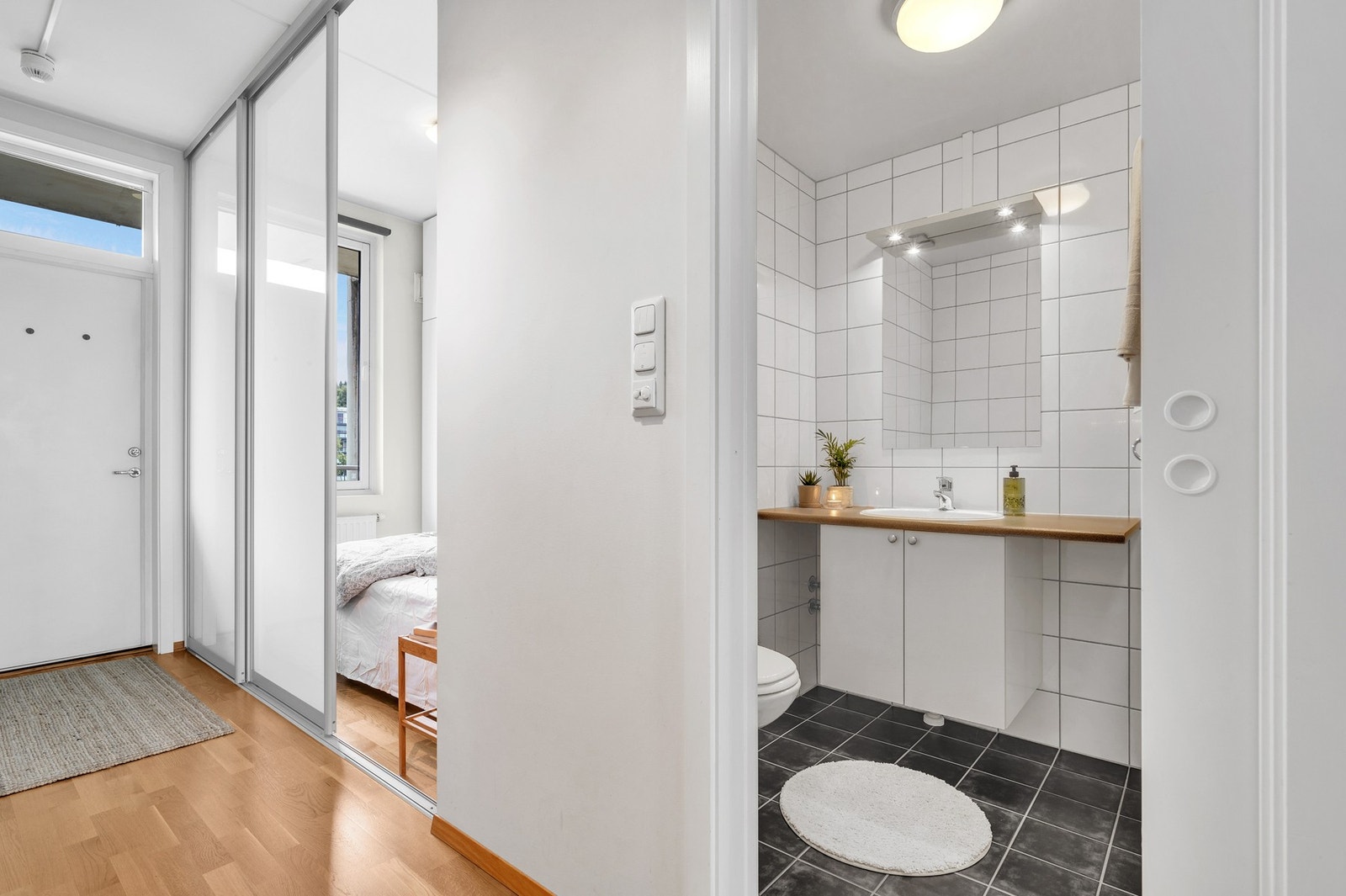 Badet har en praktisk plassering i tilknytning soverommet. Galleribilde