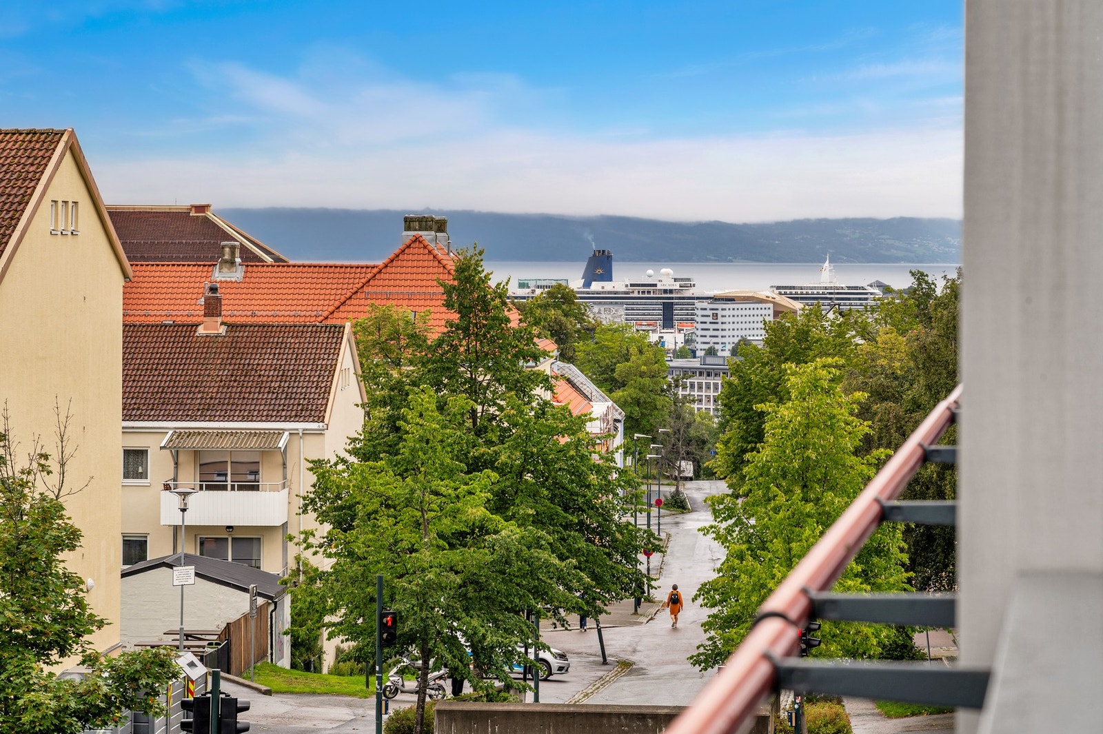 Leiligheten har en svært ettertraktet beliggenhet på Rosenborg på grunn av den gode nærheten til alt bykjernen i Trondheim har å by på. Galleribilde