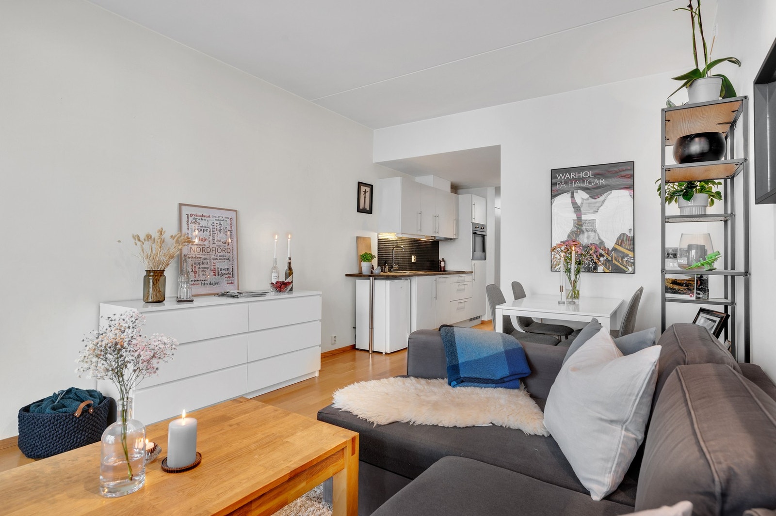 Delikat stue med god plass til både sofagruppe og spisebord. Galleribilde