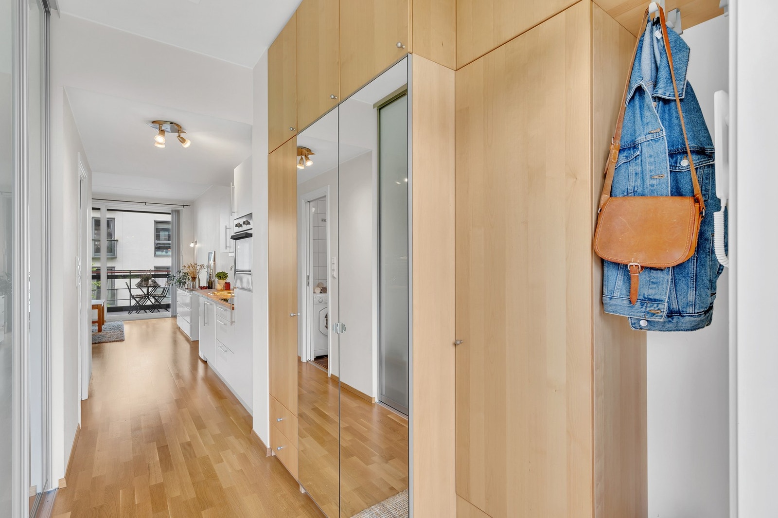 Praktisk integrert garderobe ved entréen. Galleribilde