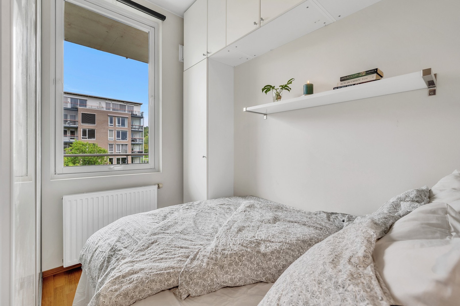 Soverommet har plass til seng og er utstyrt med integrert garderobe. Galleribilde