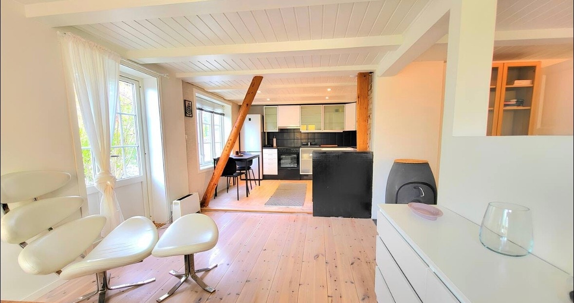 Spisestue mot kjøkken Galleribilde