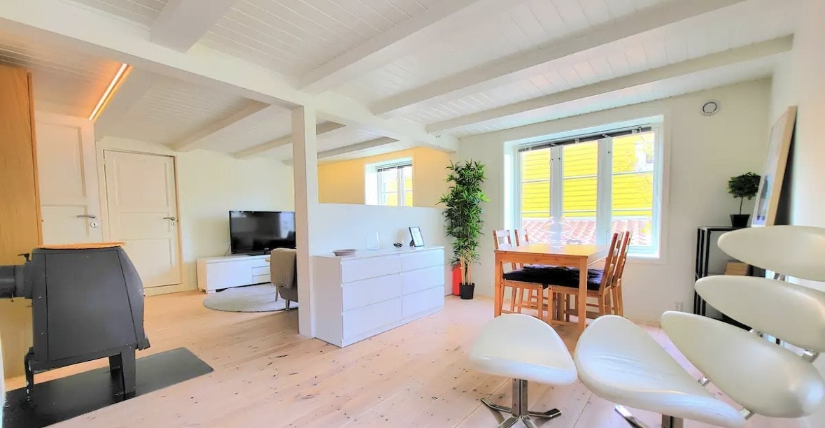 Romslig stue med god plass til både TV-stue og spisestue Galleribilde