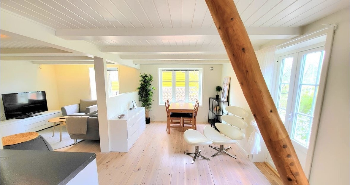 Spisestue sett fra kjøkkenet Galleribilde