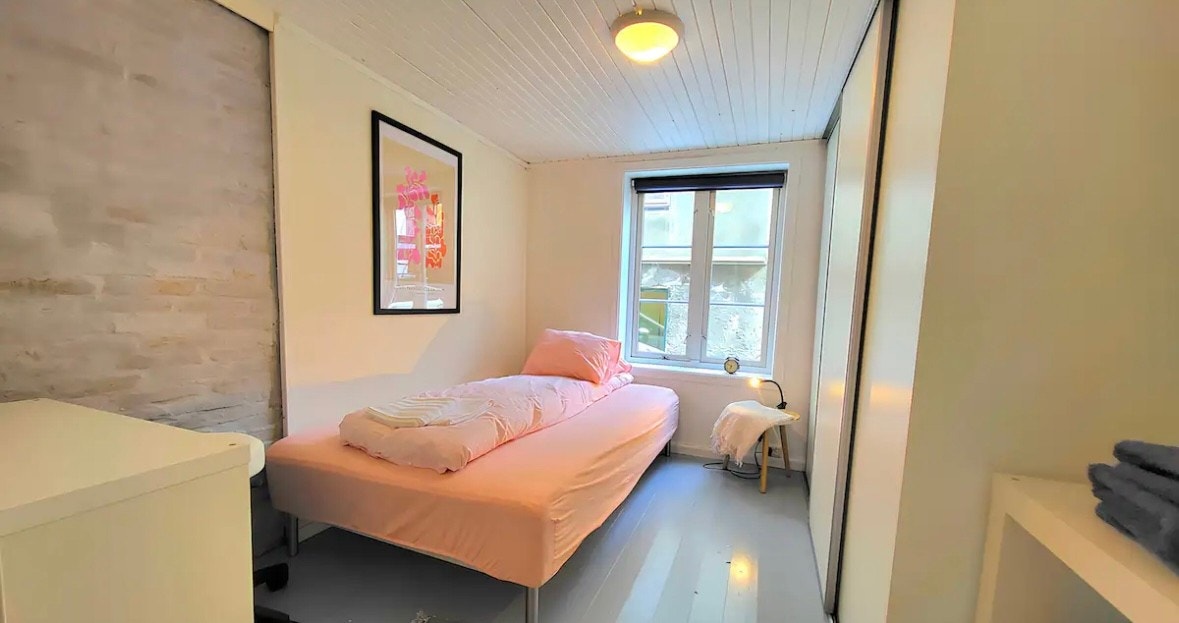 Soverom 2 med skyvedørsgarderobe Galleribilde