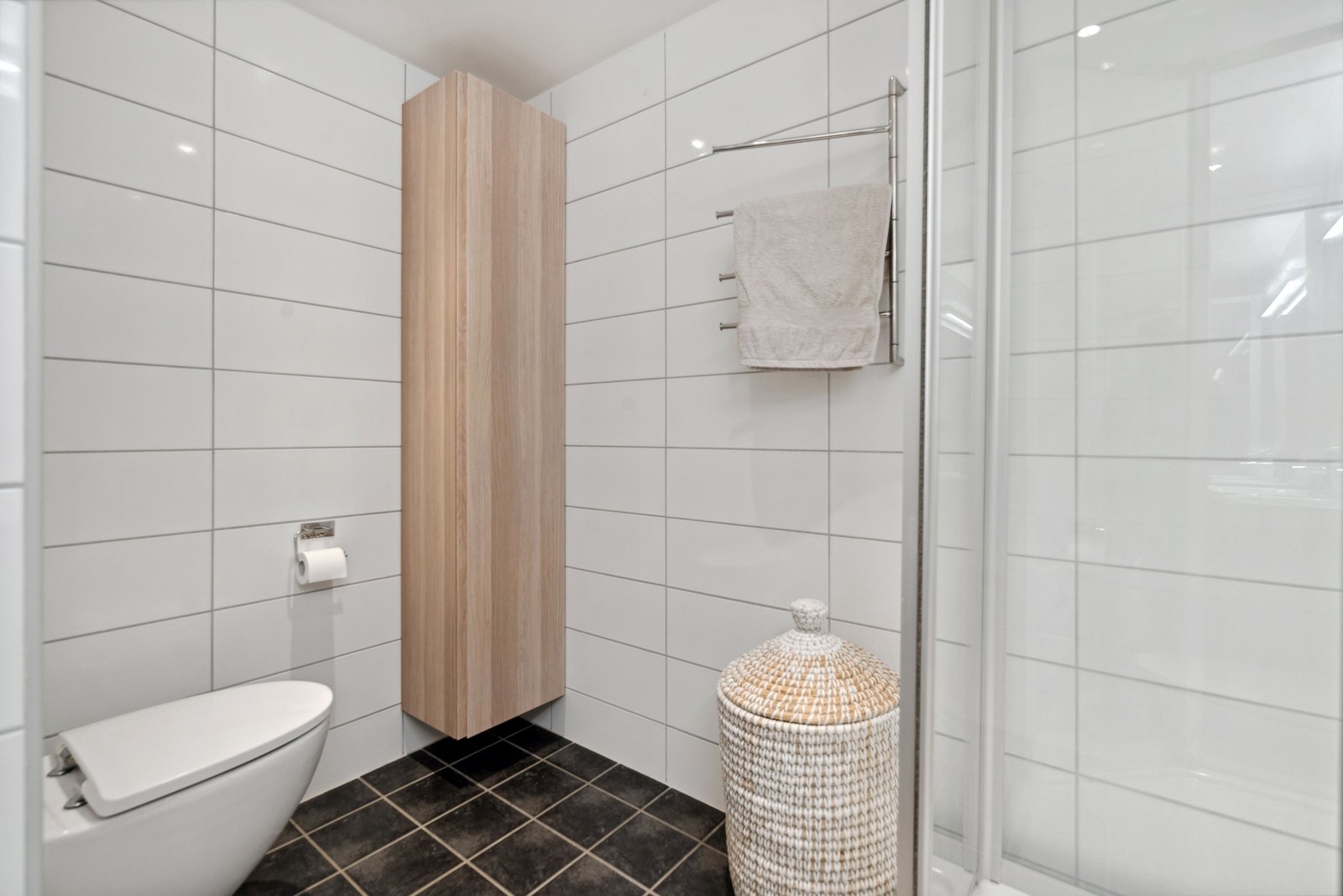 Bad renovert i 2013, servantskap og høyskap byttet i 2020. Galleribilde