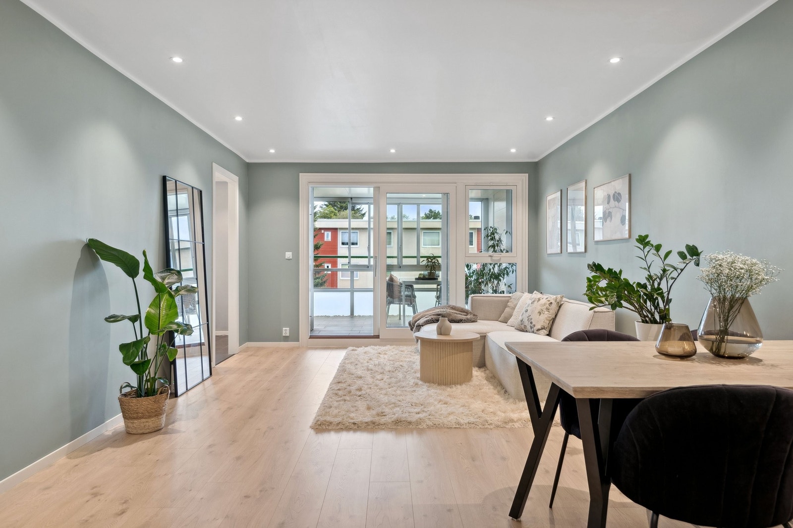 Rikelig med plass til både sitte og spisegruppe Galleribilde