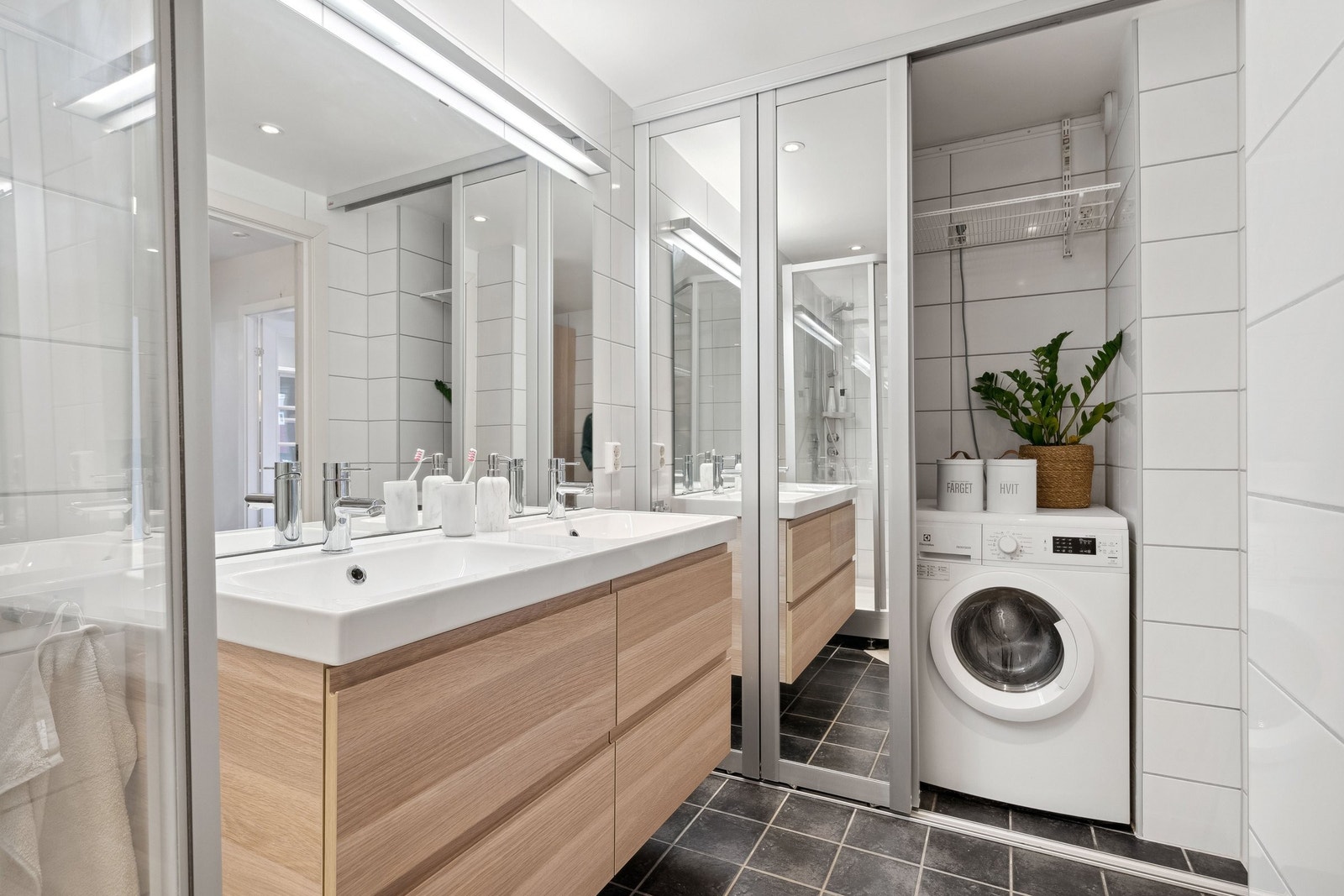 Smart skyvedørsløsning for vaskemaskin og øvrig oppbevaring. Galleribilde