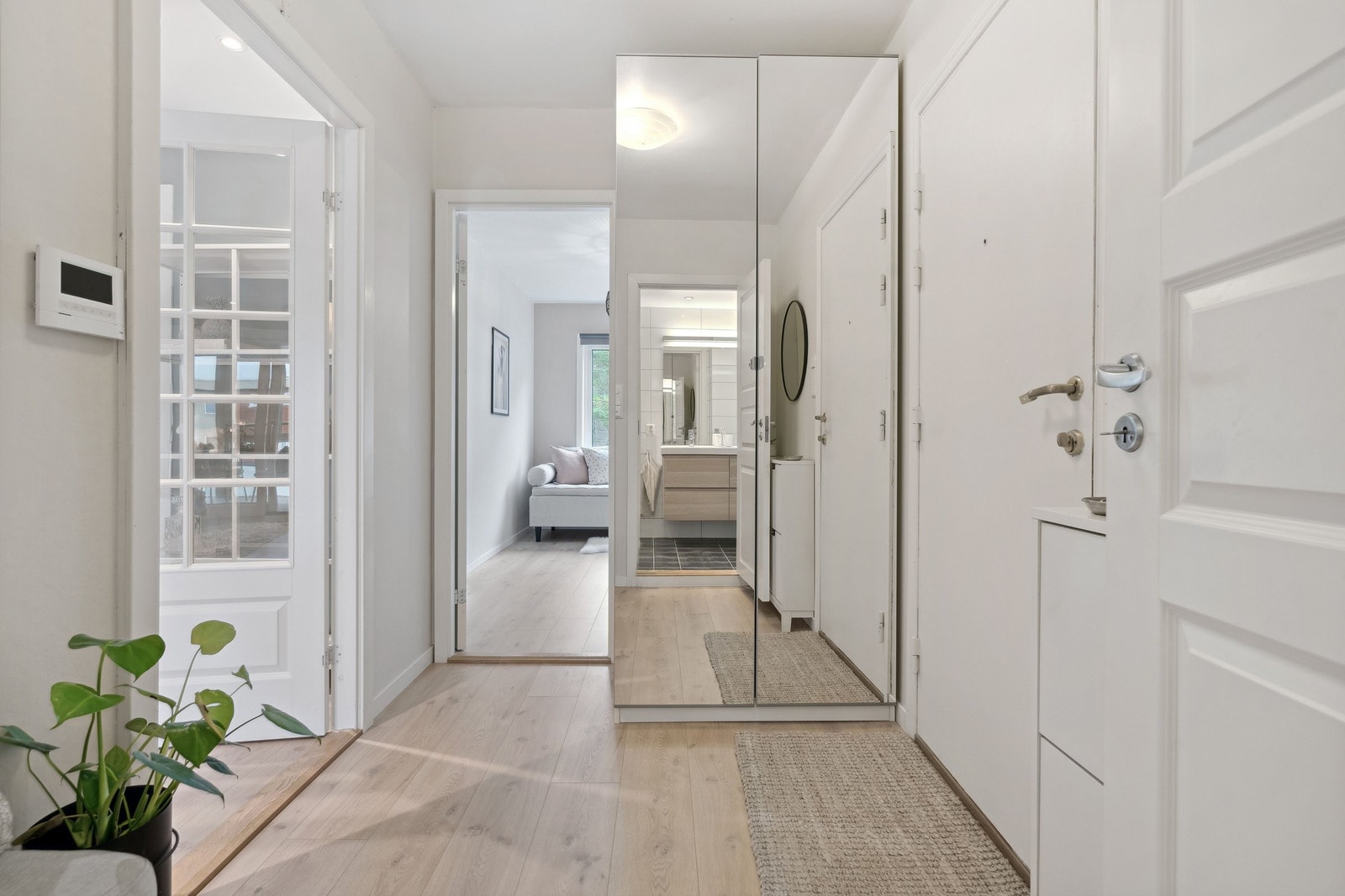 Entré med god plass til å henge fra seg yttertøy og sko. Galleribilde