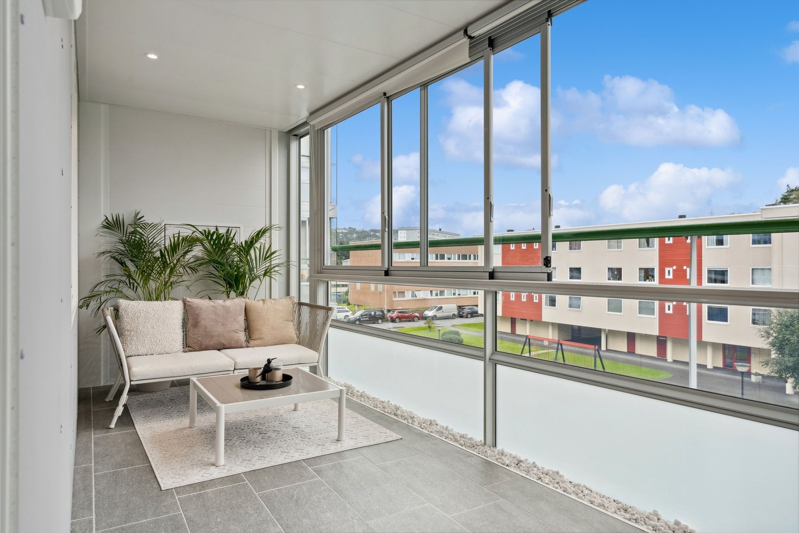 Balkongen ligger sørvestvendt og har ypperlige solforhold. Vinduer kan skyves til side og åpnes Galleribilde