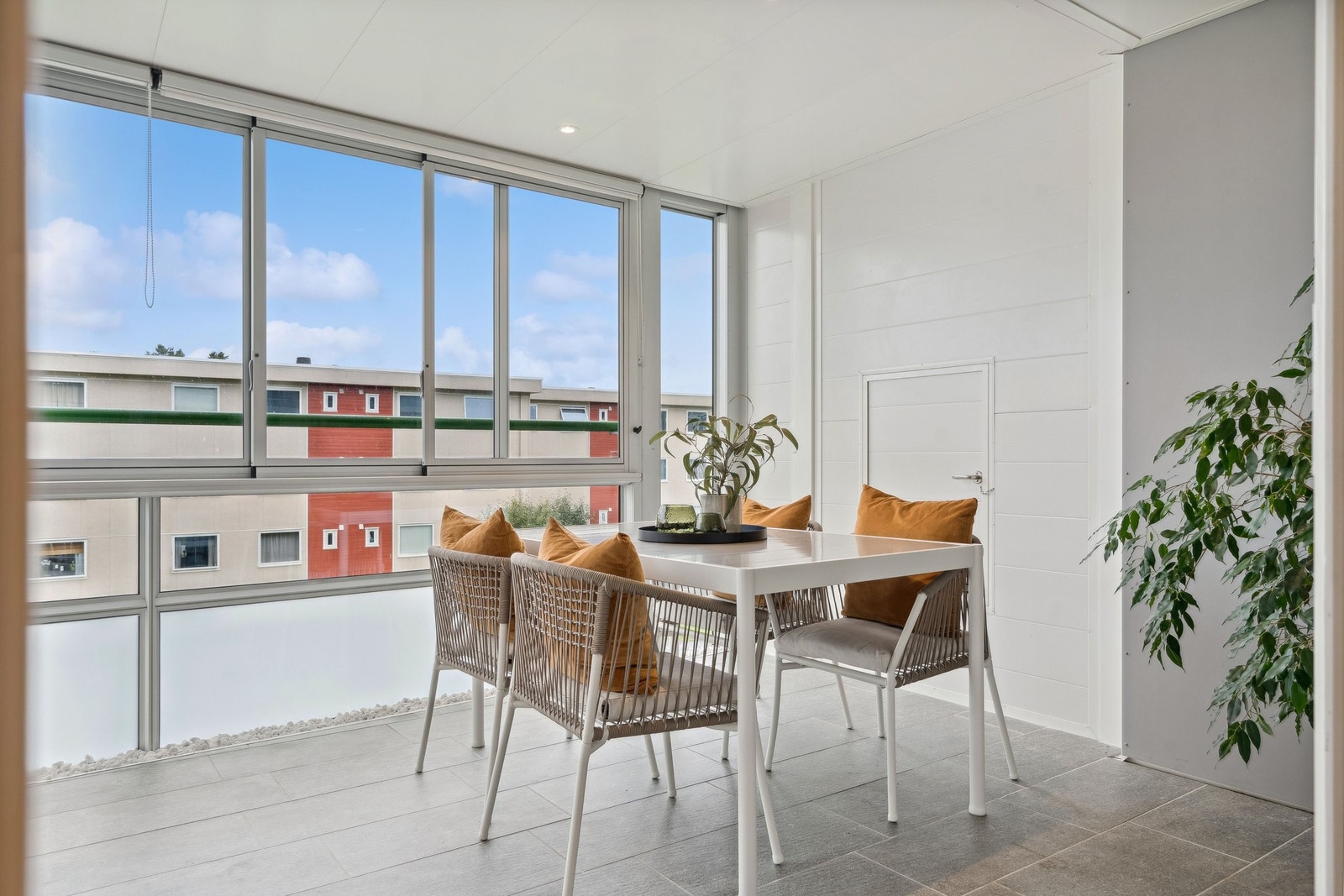 Stor innglasset balkong som fungerer som en forlengelse av leiligheten / ekstra stue Galleribilde