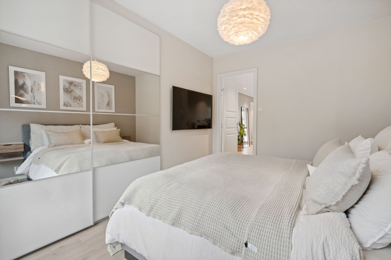 Innbygget garderobeskap med god plass på hovedsoverom Galleribilde