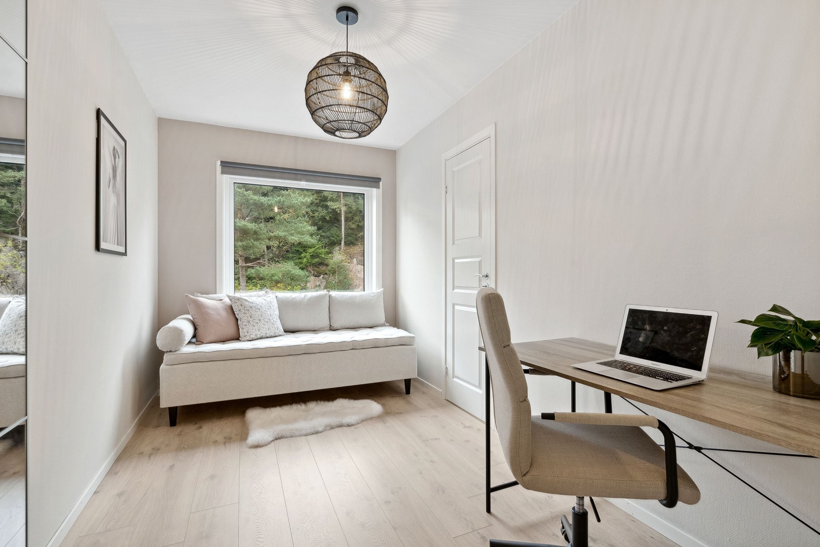 Soverom nr 2 med plass til både seng og kontorpult. Her er det også tilkomst til innvendig bod. Innbygd skyvedørsgarderobe også i dette rommet. Galleribilde